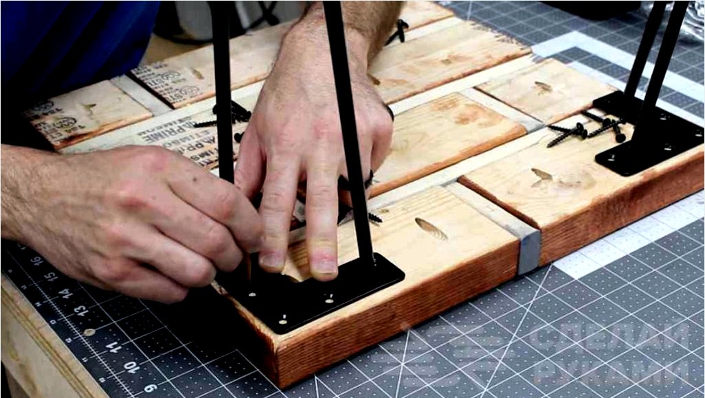Az eredeti "tégla" asztal fából készült saját kezűleg