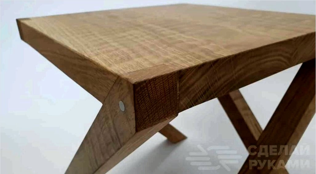 Eredeti oldalsó asztal „görbe” lábakkal