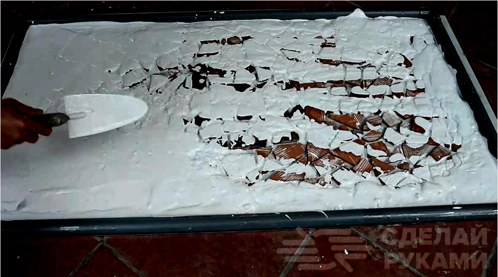 Eredeti asztal törött lapokból és műanyag csövekből