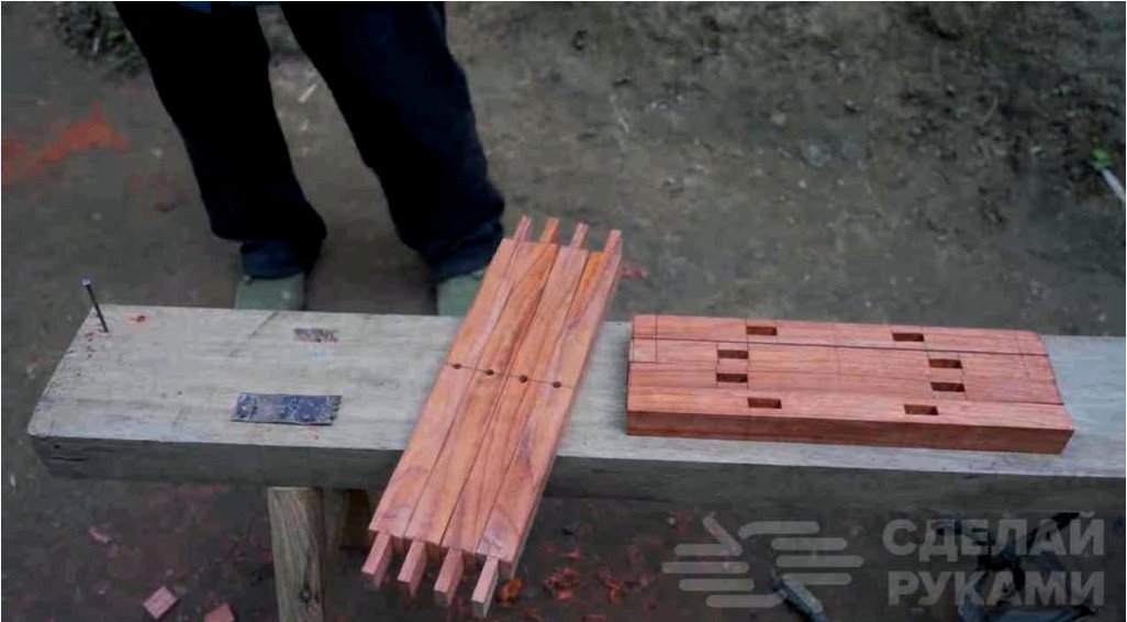 Hordozható, fából készült, összecsukható etetőszék