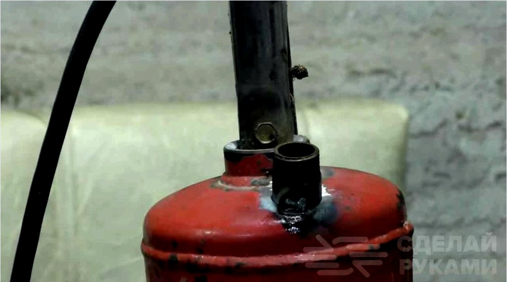 Homokfúvás tűzoltó készülékről, egy gomb betápláló rendszerrel