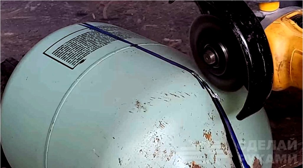 Freon palackból és autóalkatrészekből készült kemping BBQ gép