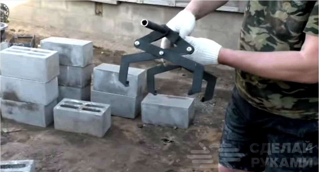 Az eszköz nehéz homok-cement blokkok lerakására