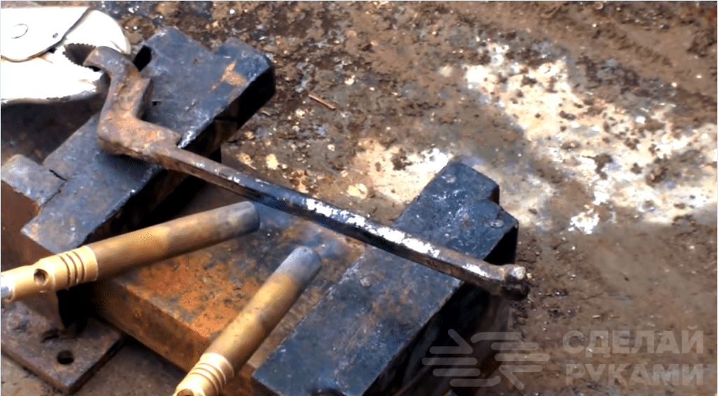 Készülék tűzifa szétválasztására gyűrűs kulcsból és szerelvényekből