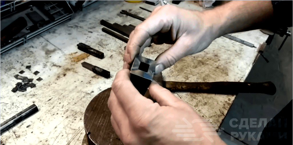 Eszköz négyzet alakú lyukak lyukasztására egy profi csőben