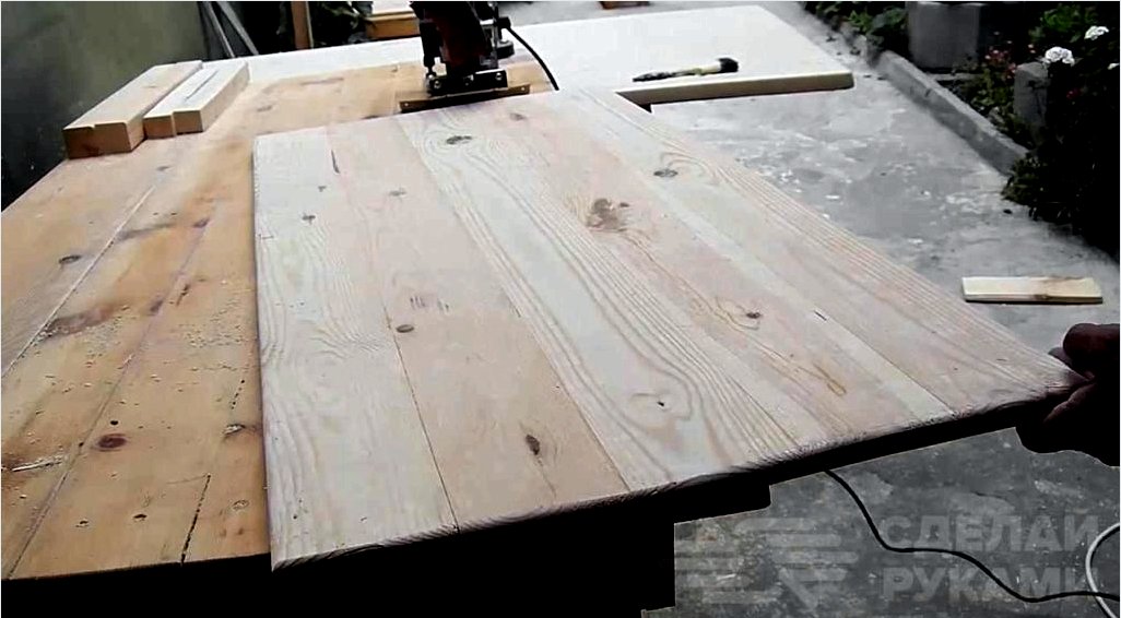 Egy egyszerű fából készült asztal otthon vagy kertben