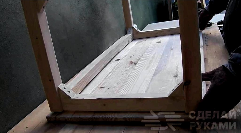 Egy egyszerű fából készült asztal otthon vagy kertben