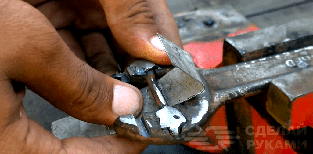 Szerszám fémcsíkok hajlításához egy nyitott végű csavarkulccsal