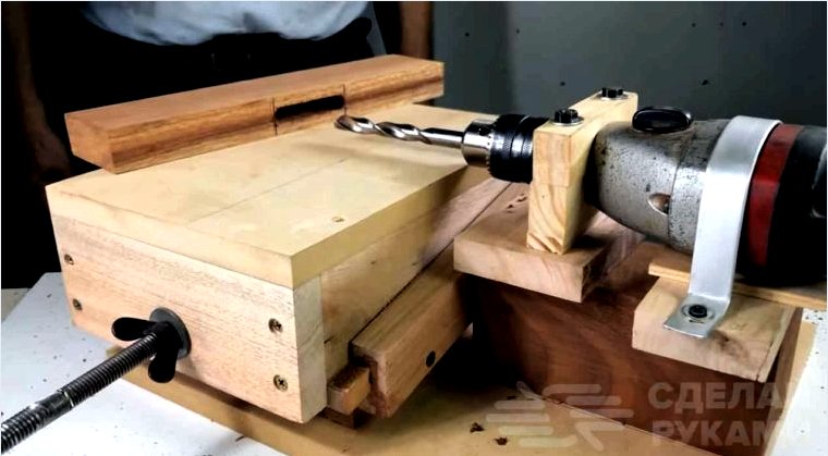Egyszerű gép hornyok fúrására fadarabokban