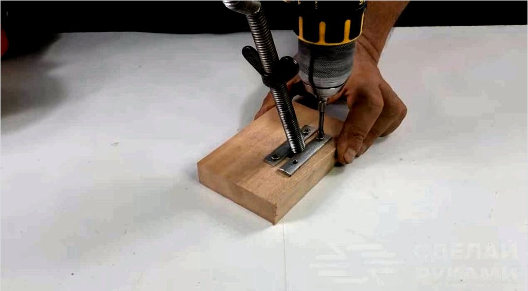 Egyszerű gép hornyok fúrására fadarabokban