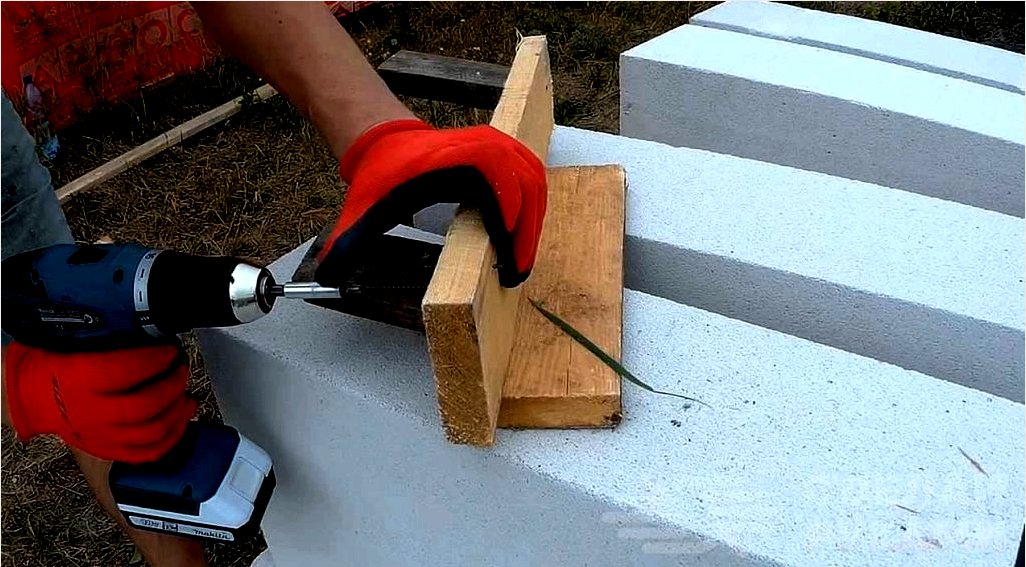 Egyszerű fallemez szénsavas betonhoz táblákból és öncsavarokból