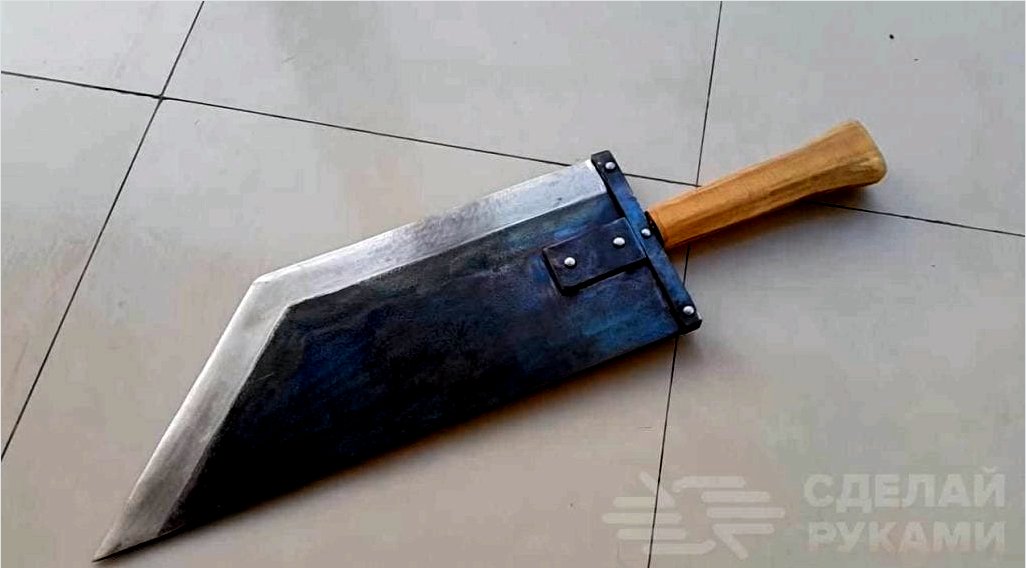 Régi, rozsdás, nagy méretű kard restaurálása
