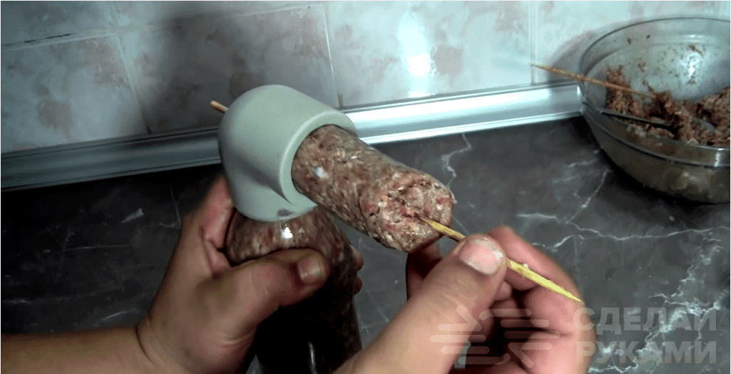 Egy egyszerű eszköz darált húsos kolbászkészítéshez