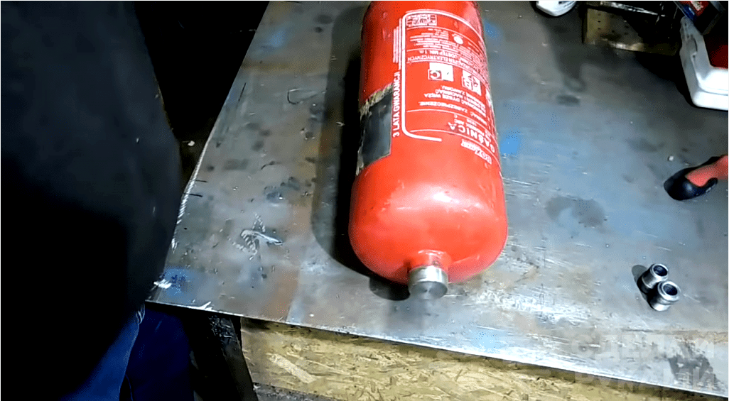 Egyszerű homokfúvás egy régi tűzoltó készülékből