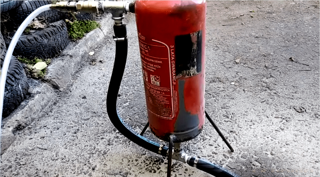 Egyszerű homokfúvás egy régi tűzoltó készülékből
