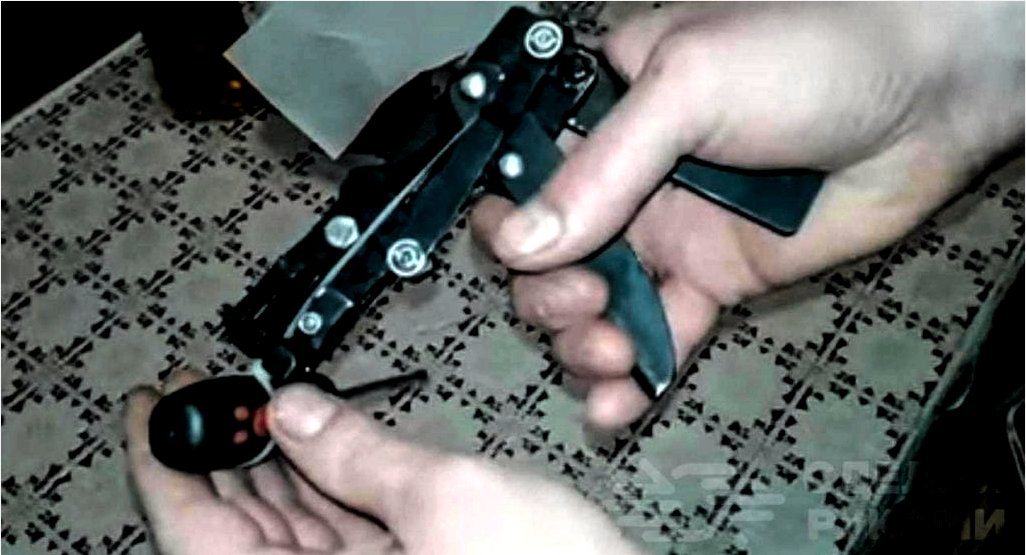 Házi készítésű fegyver fémhulladékból készült műanyag kötéshez
