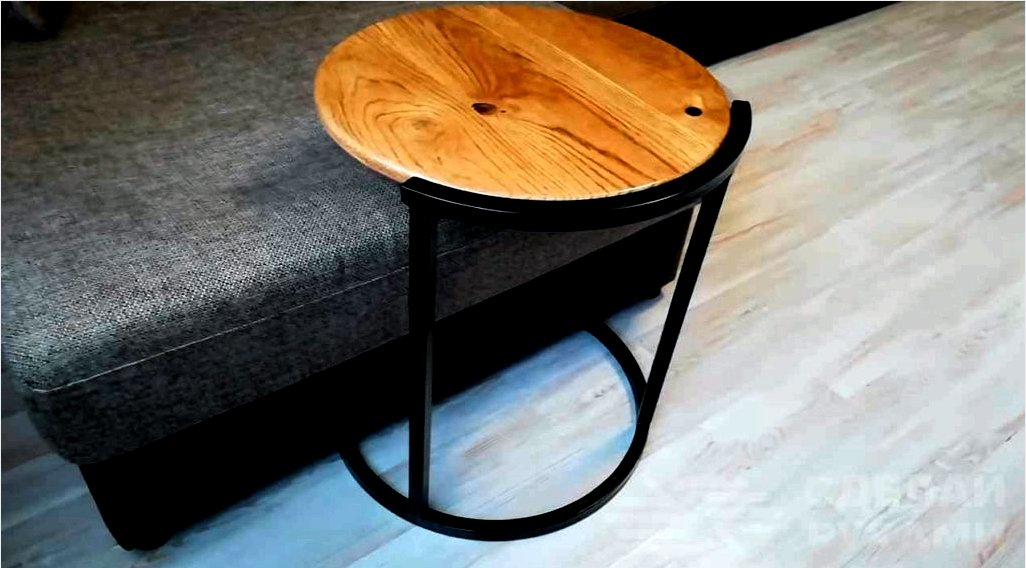 Aranyos oldalsó asztal profilcsőből és fából