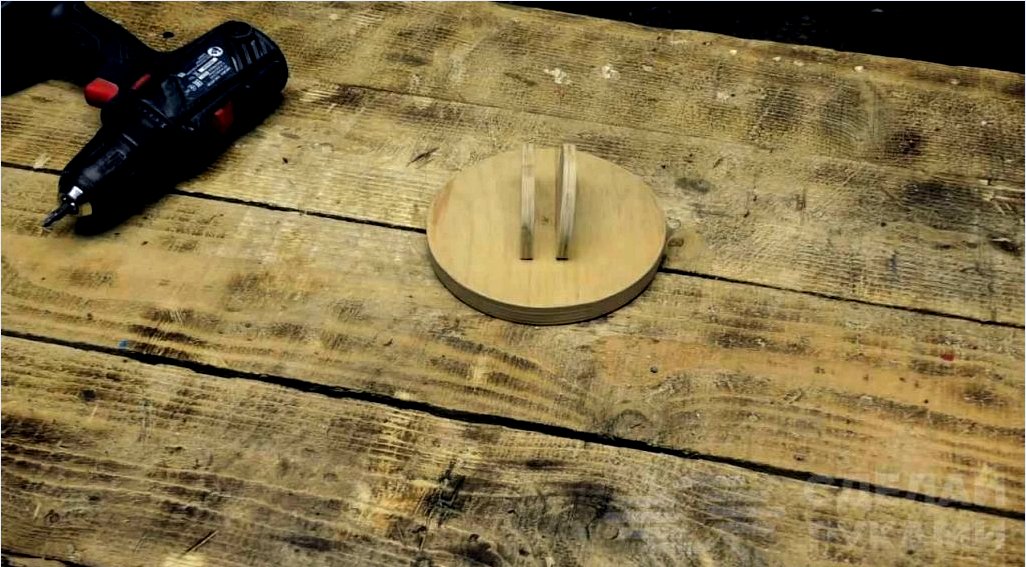 Stílusos asztali lámpa egy régi, fából készült fogasból