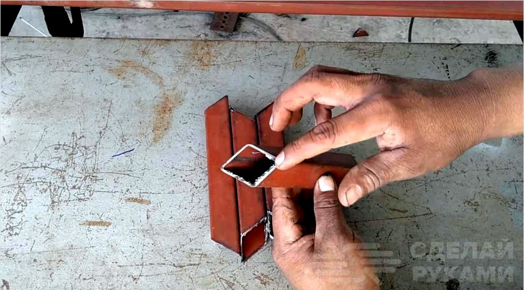 Csináld magad díszítő elem egy négyzet alakú professzionális csőből