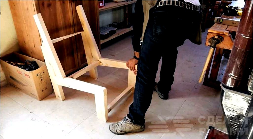 Régi gumiabroncsokból és fadarabokból készült szék