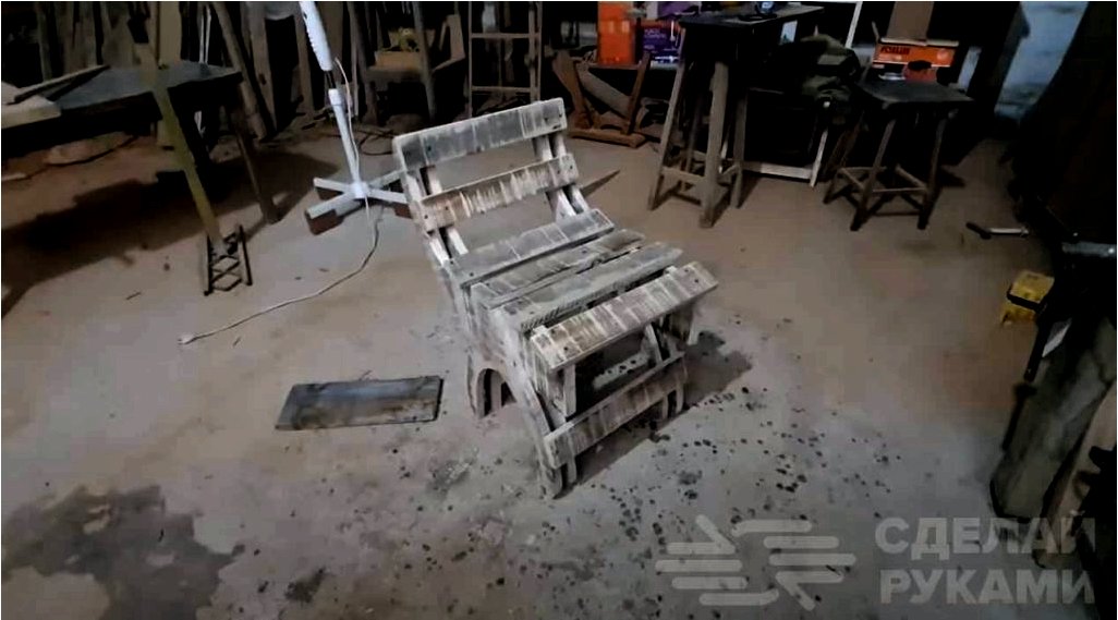 A szék a régi tábla maradékairól