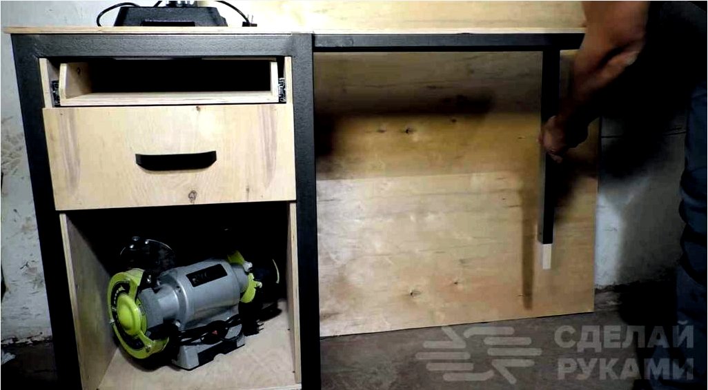 Szerszámtároló szekrény összecsukható asztallal