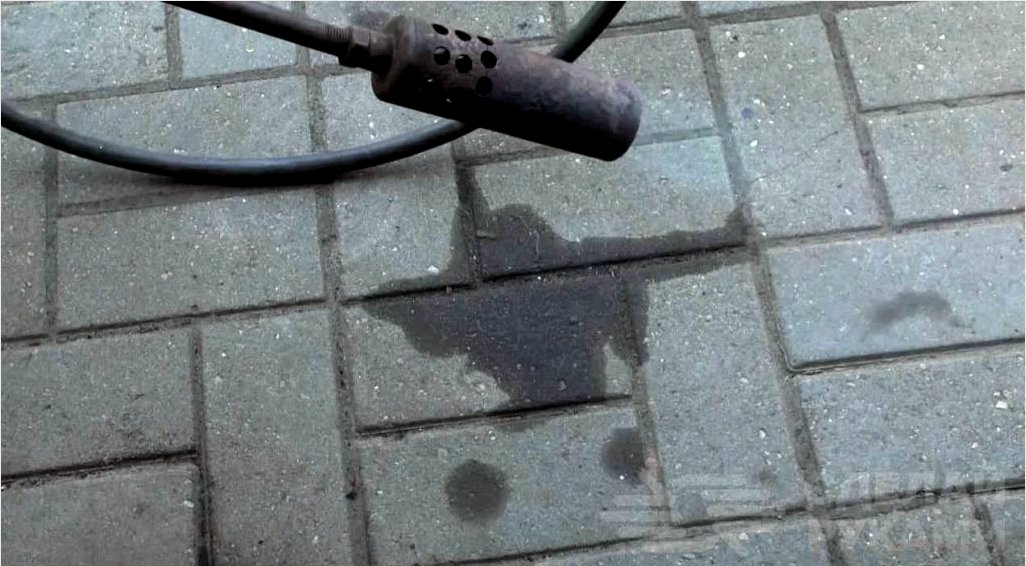 Az olajfoltok eltávolítása a betonról és a burkolólapokról