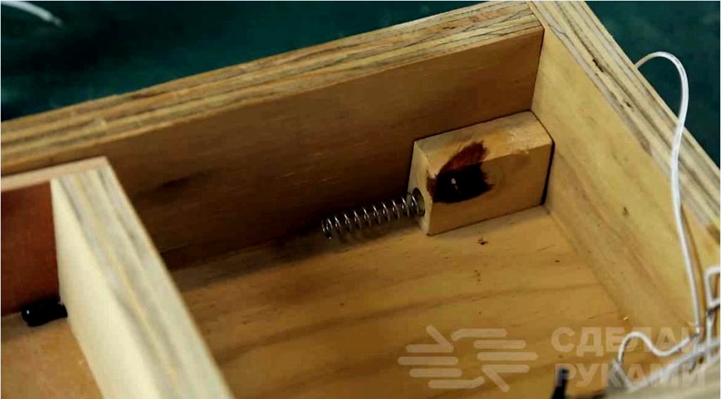 Rétegelt lemez doboz titkos nyitó mechanizmussal