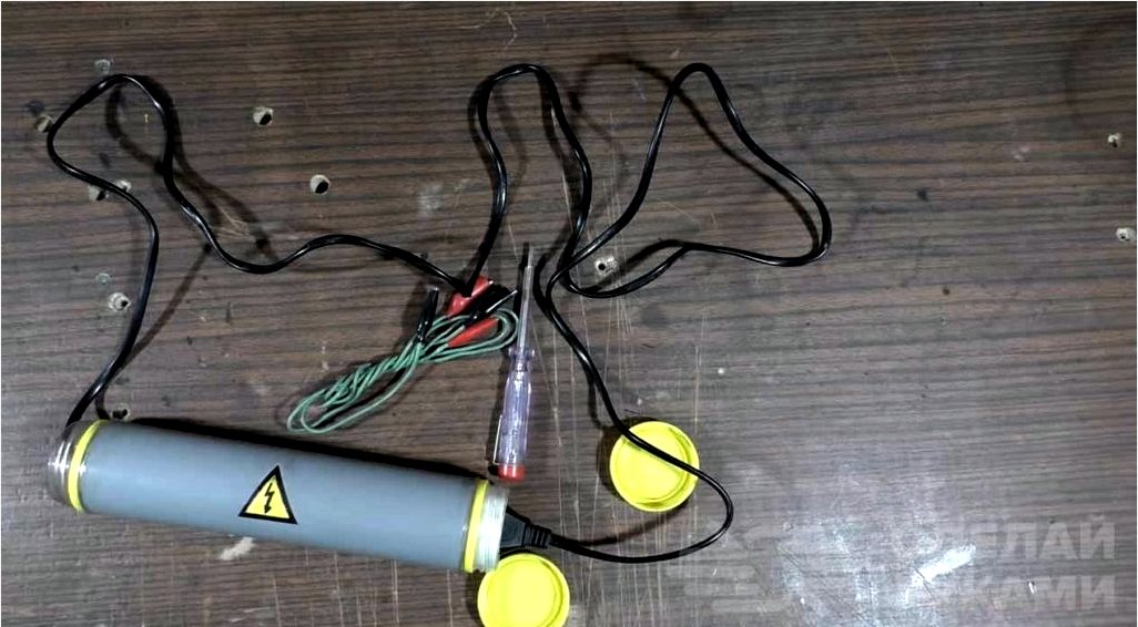 Elektromos hosszabbító kábel egy darab műanyag csőből