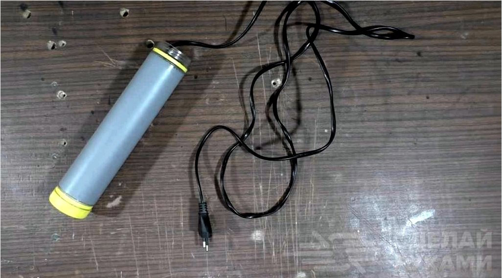 Elektromos hosszabbító kábel egy darab műanyag csőből