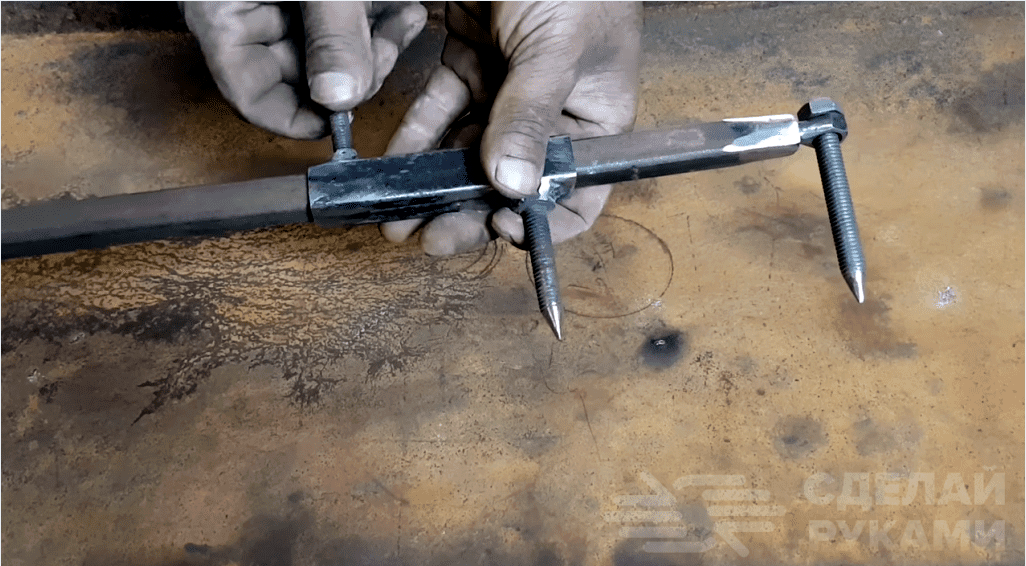 Házi készítésű fém iránytű professzionális csőből és csavarokból