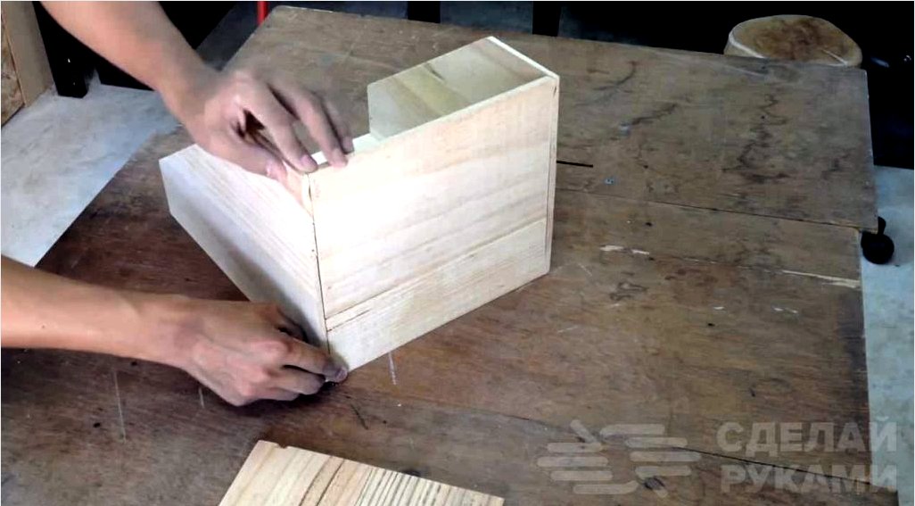 Fából készült papír állvány és irodaszerek