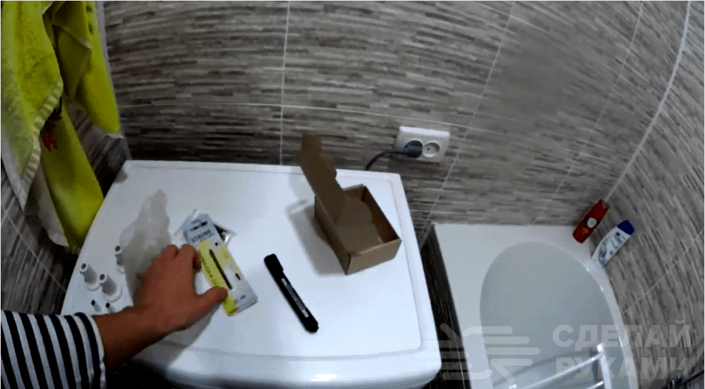 Elektromos fűtött törülközőtartó felszerelése a fürdőszobában