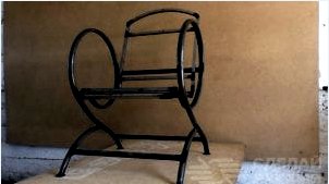 A szék ívelt kerete kerek és profilcsőből