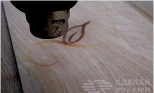 Hogyan lehet "kiégetni" egy rajzot vagy feliratot készíteni a fa felületére forrasztópáka nélkül