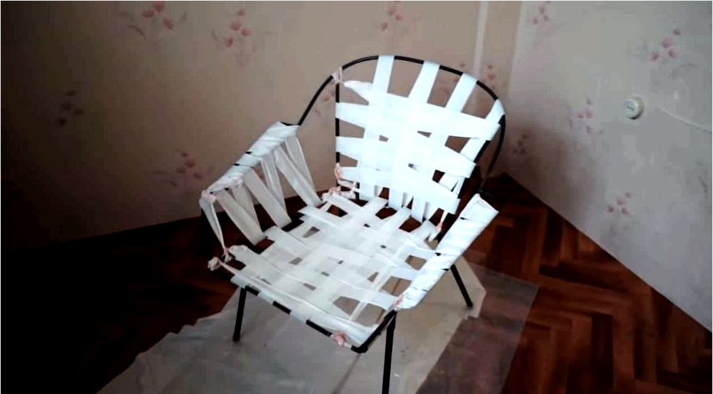 Hogyan lehet egy régi széket visszaállítani egy fémkeretre