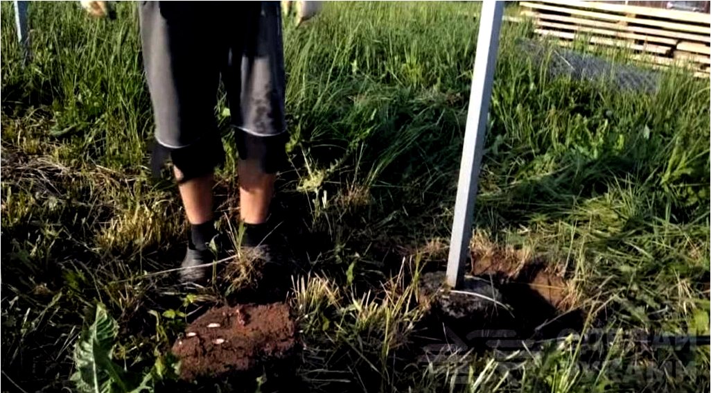 Hogyan húzza ki egy konkrét oszlopot a talajból csupasz kezével