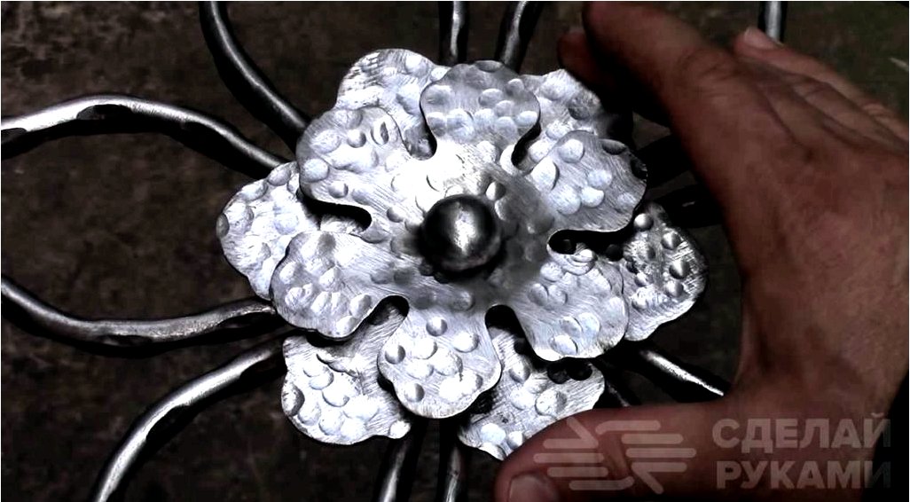 Hogyan készítsünk dekoratív elemeket fémből virág formájában?