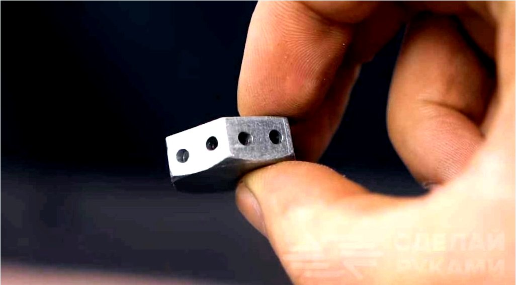 Hogyan készítsünk kulcstartót egy titokból egy egyszerű csavarból?