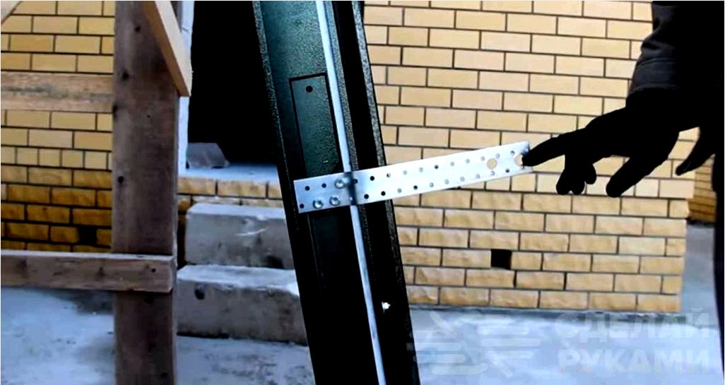 Hogyan lehet egy fém ajtót falhoz rögzíteni egy gázblokkból?