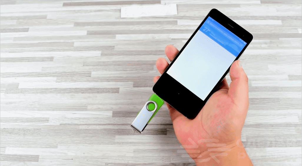 USB-kártya beépített adapterrel az okostelefonhoz