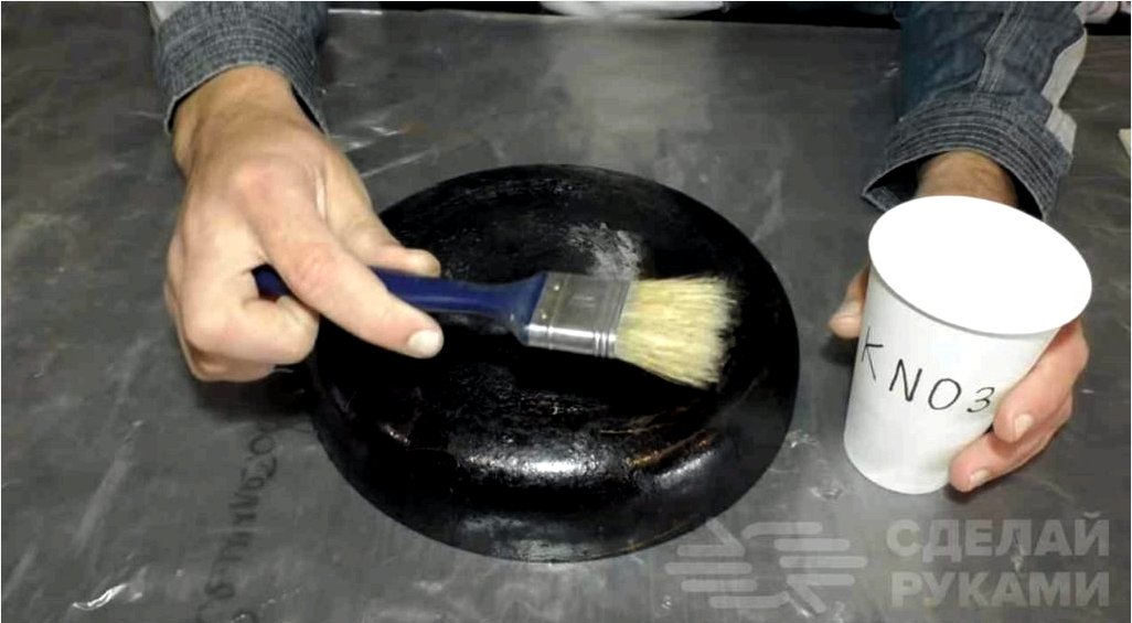 Hogyan tisztítsuk meg az edényt a szénlerakódásokból kálium-nitrát segítségével