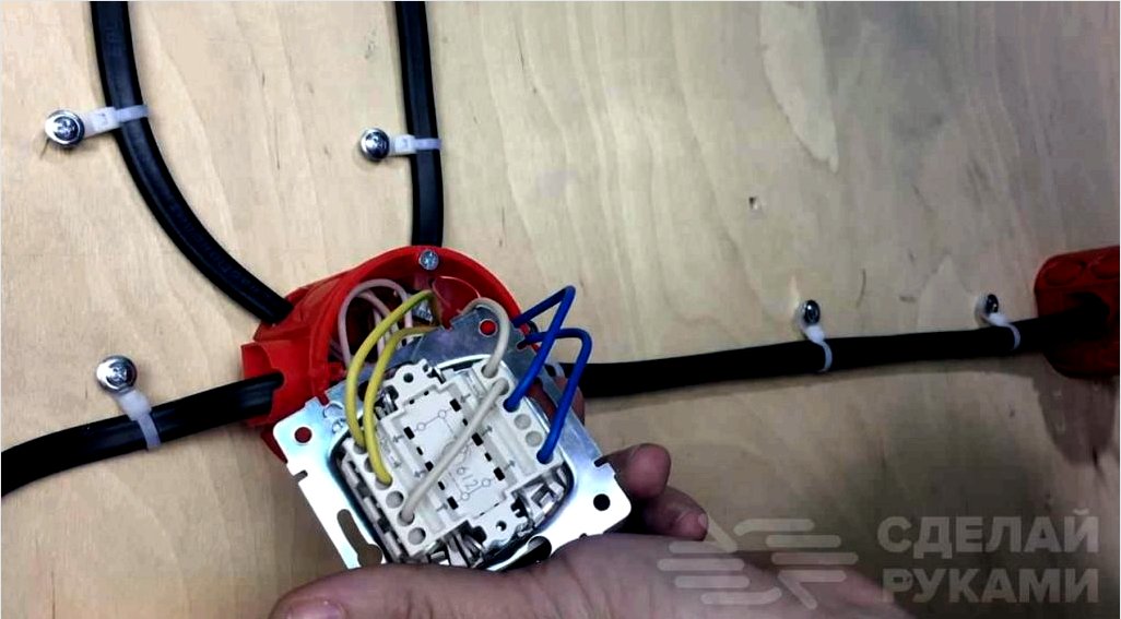 Hogyan csatlakoztathatunk egy 2-kulcsos kapcsolót két világítási áramkörhöz