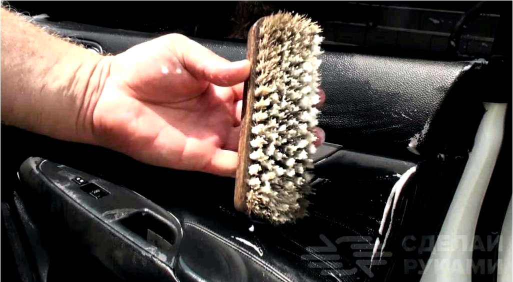 Hogyan tisztítsuk meg az autó belső részén lévő műanyagot improvizált eszközökkel