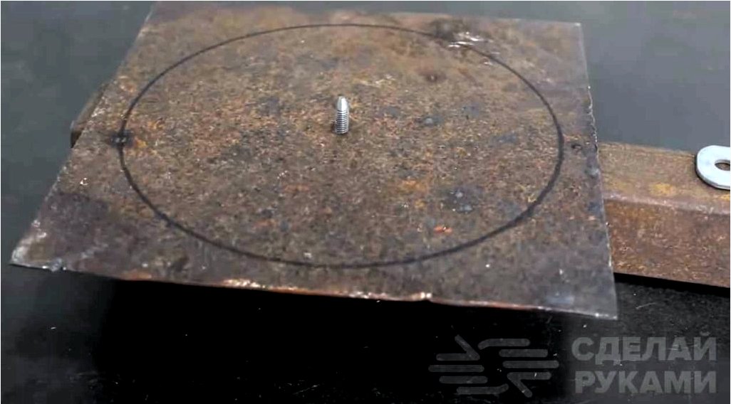 Hogyan lehet zökkenőmentesen vágni egy kört fémből egy darálóval