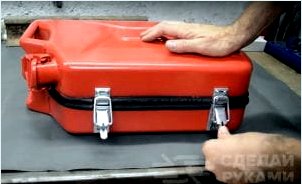 Hogyan készítsünk poggyász bőröndöt egy 20 literes kannából?