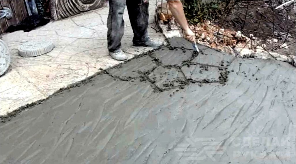 Hogyan készítsünk egy dekorációs kőből faragott beton utat?