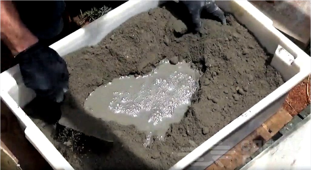 Hogyan készítsünk egy virágcserép cementből önteni?