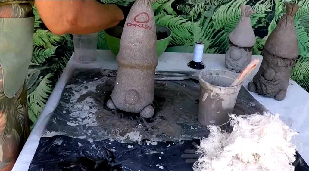 Hogyan készítsünk törpéket cementből és régi zokniból?
