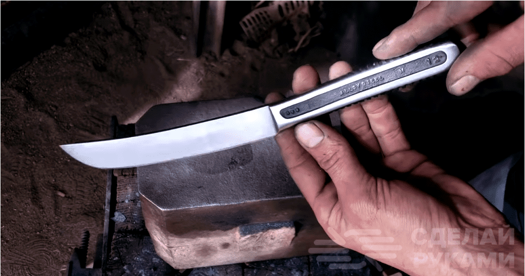 Hogyan készítsünk hűvös kést egy régi csőkulccsal